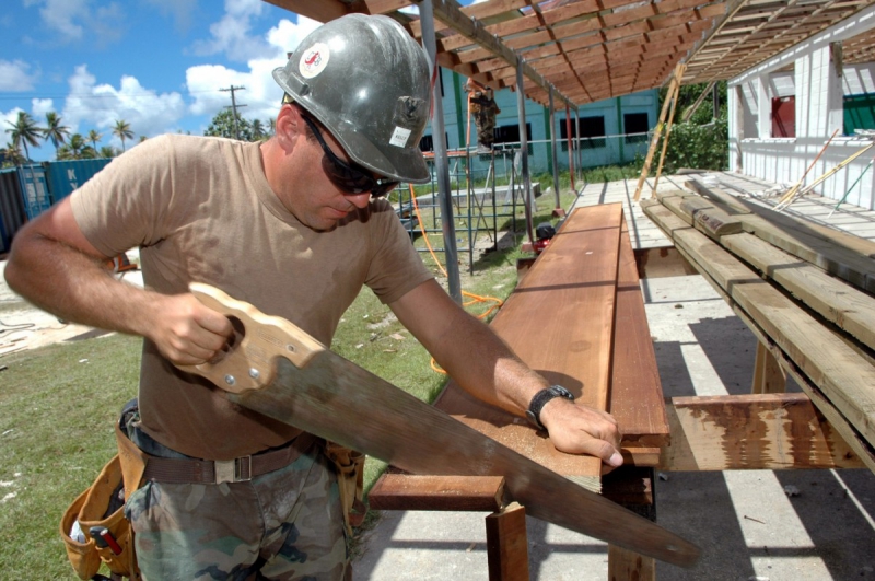 ebeniste-ROURE-min_worker_construction_building_carpenter_male_job_build_helmet-893290